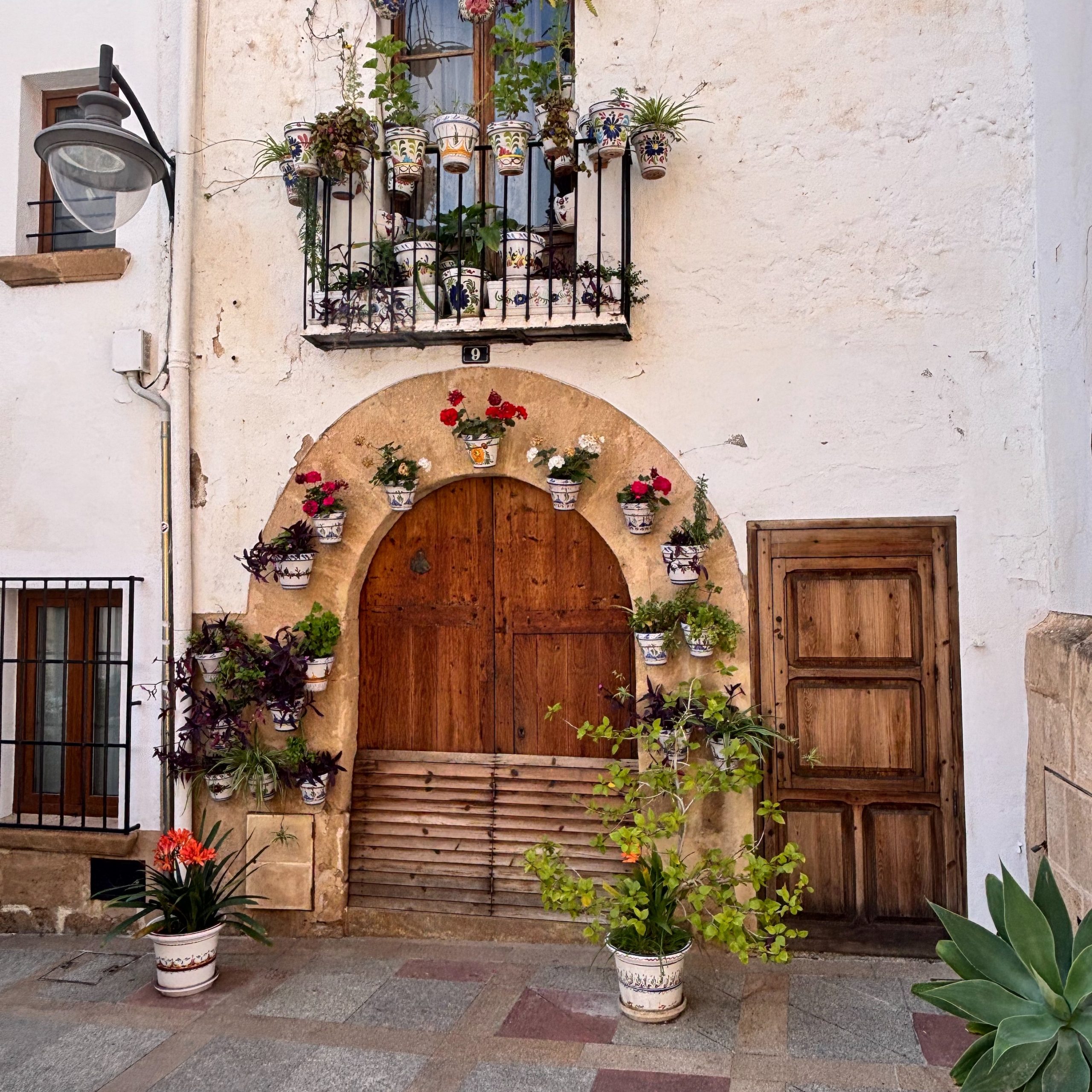 Arched door opposite San Bertolomeu Xabia